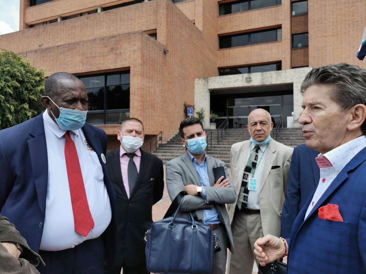 Luis Pérez inscribió su candidatura presidencial junto a Ceferino Mosquera. Foto: Colombia Piensa en Grande