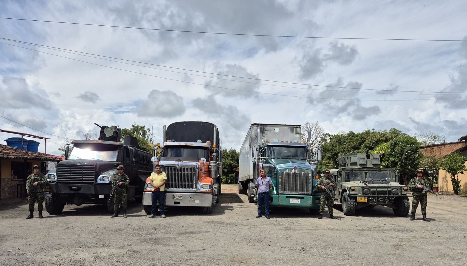 Los conductores, que fueron trasladados hasta la localidad de El Bordo para garantizar su seguridad. Crédito: Ejército Nacional.