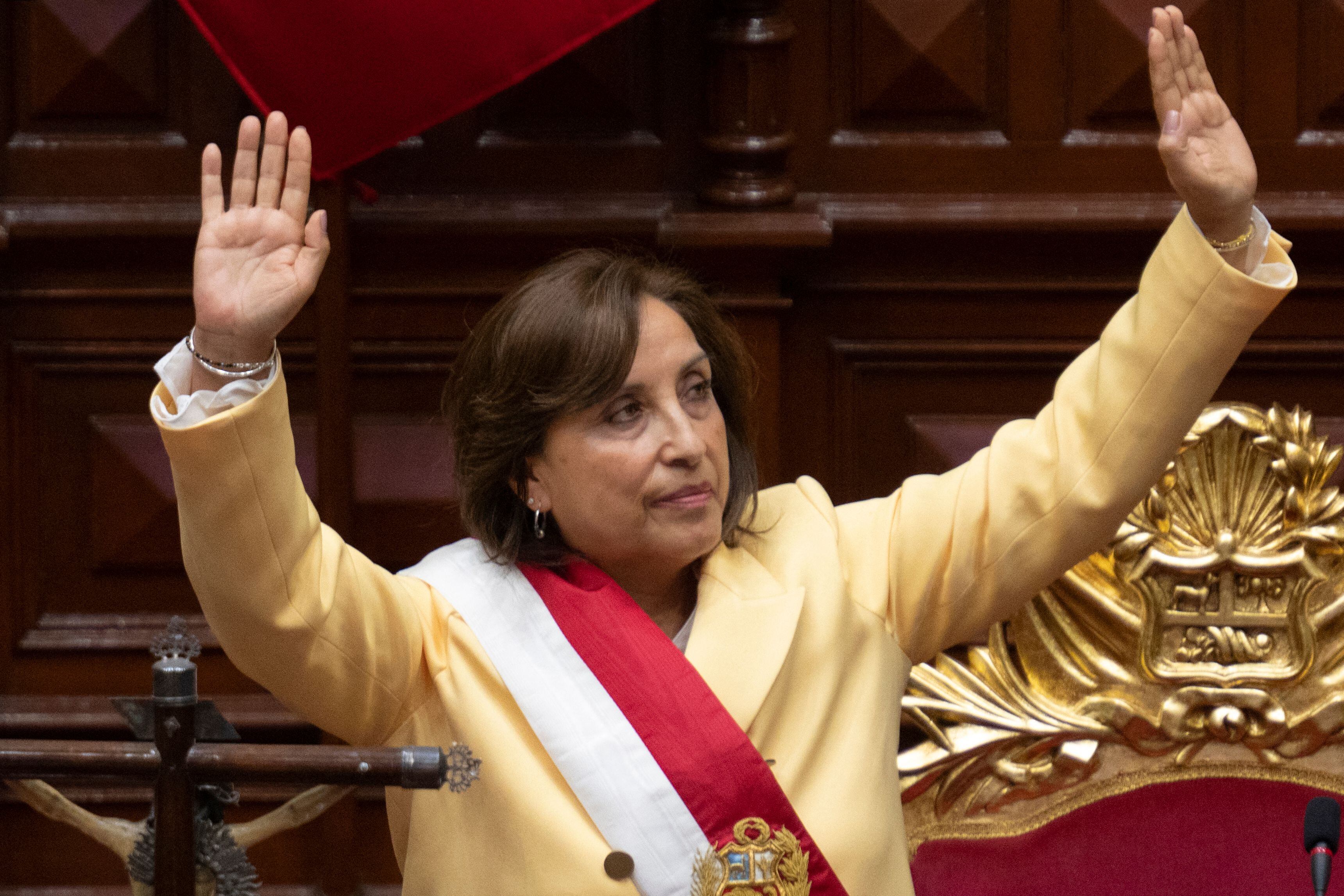 Dina Boluarte saluda a los miembros del Congreso luego de jurar como nueva Presidenta horas después de que el expresidente Pedro Castillo fuera acusado en Lima, el 7 de diciembre de 2022.