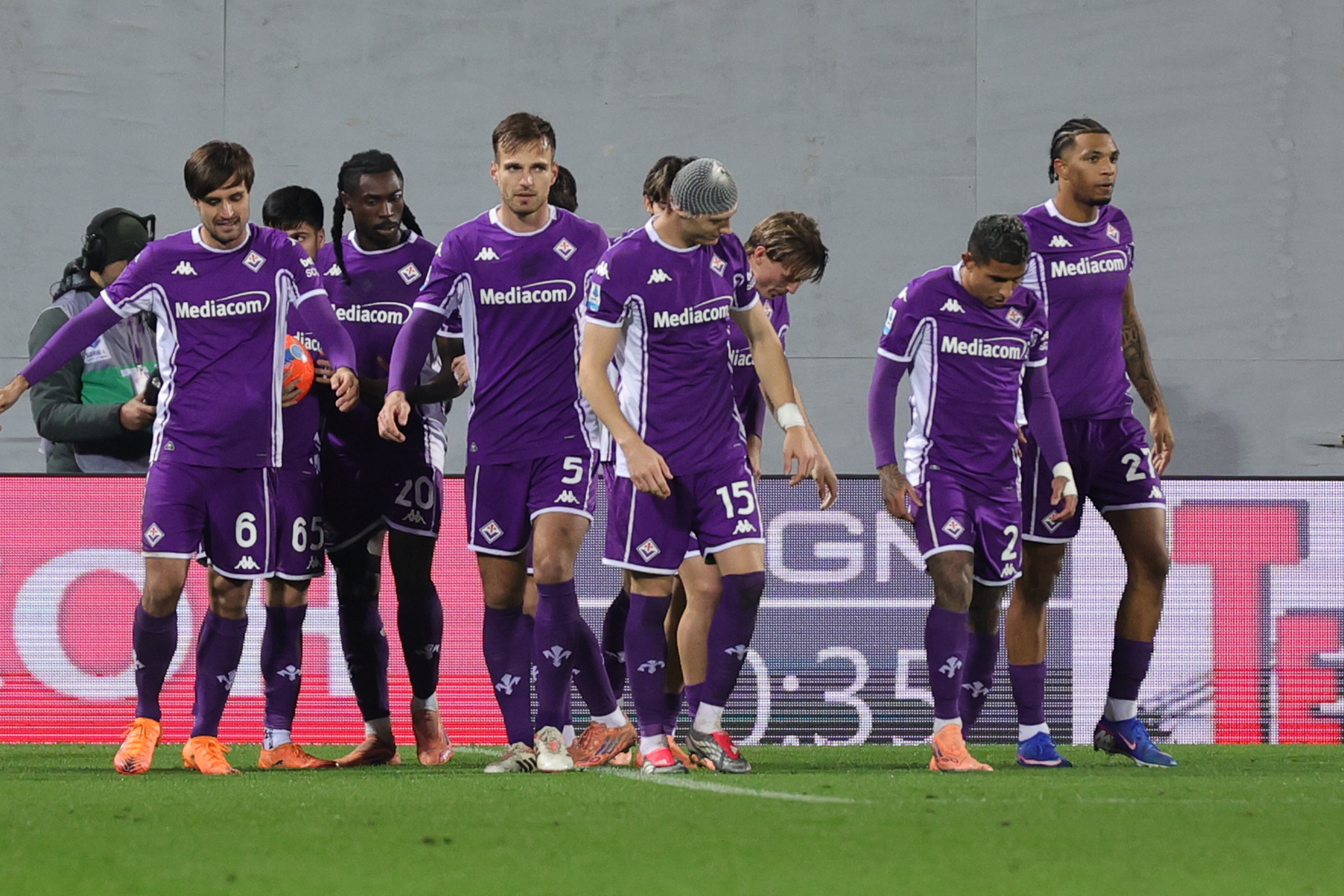 Jugadores de la Fiorentina celebran un gol ante el Udinese. FOTO: Andrea Martini/NurPhoto via Getty Images