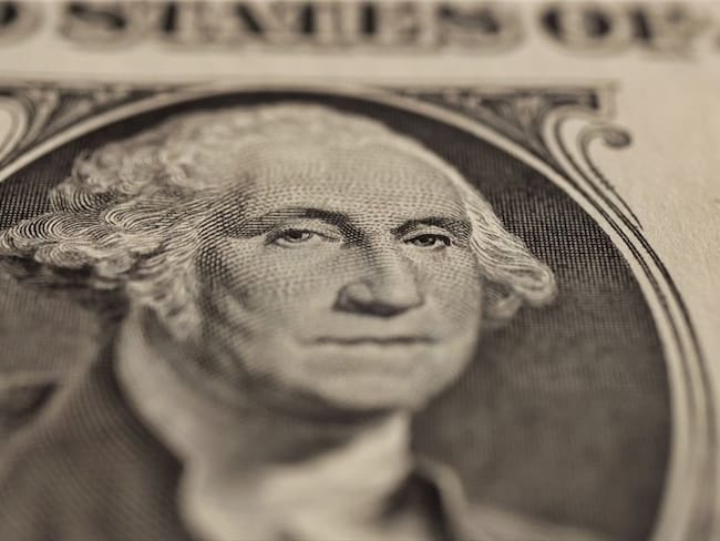 Dólar pierde terreno y presenta precio a la baja. Foto: Getty Images/OsakaWayne Studios
