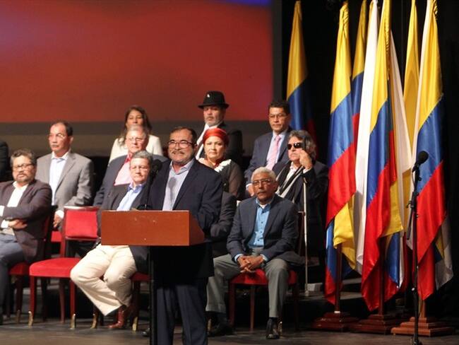 Rodrigo Londoño firma el nuevo acuerdo de paz. Foto: Agencia EFE