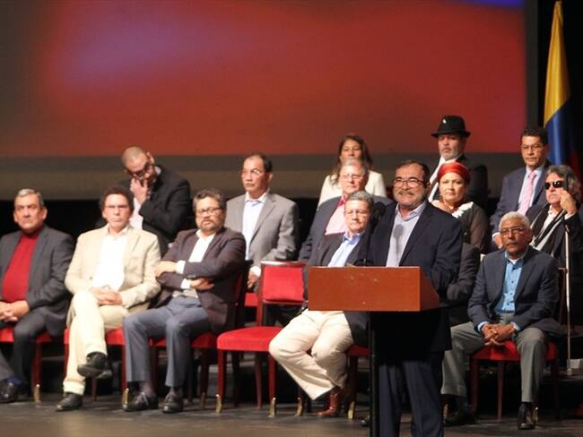 Rodrigo Londoño firma el nuevo acuerdo de paz. Foto: Agencia EFE
