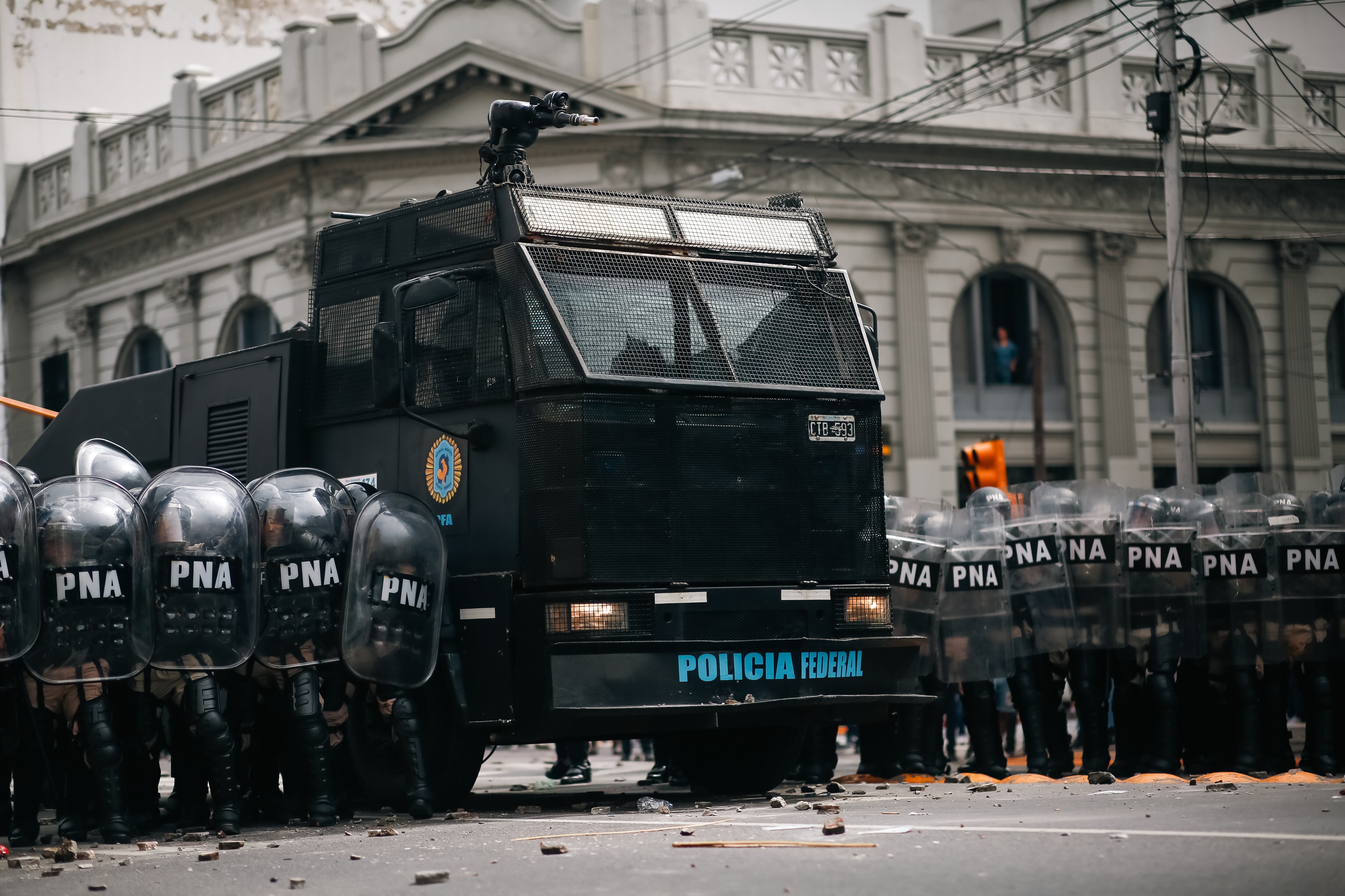 AME9747. BUENOS AIRES (ARGENTINA), 18/03/2024.- Integrantes de la policía vigilan este lunes, una protesta contra el gobierno de Javier Milei, en Buenos Aires (Argentina). Organizaciones sociales salen este lunes a las calles para protestar contra el ajuste del Ejecutivo de Javier Milei en una jornada en la que prevén hacer 500 cortes en todo el país, incluidos los accesos a Buenos Aires desde las localidades de la provincia homónima -la más poblada de Argentina-. EFE/ Juan Ignacio Roncoroni