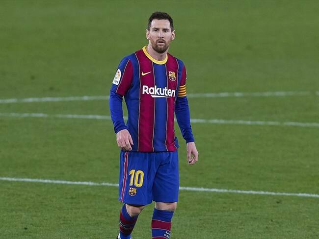 France Football vistió a Lionel Messi con la camiseta del PSG. Foto: Fran Santiago/Getty Images