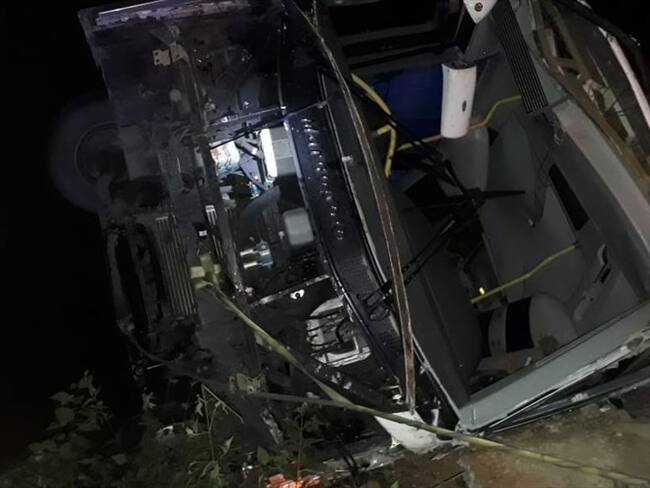 El vehículo de placas WPT 250 de Madrid, Cundinamarca, chocó contra las barreras de contención.. Foto: Bomberos