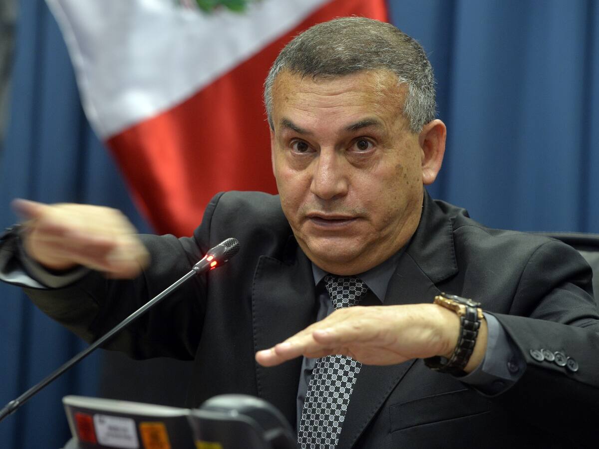 Condenan a exministro peruano a 12 años de cárcel por asesinato de periodista