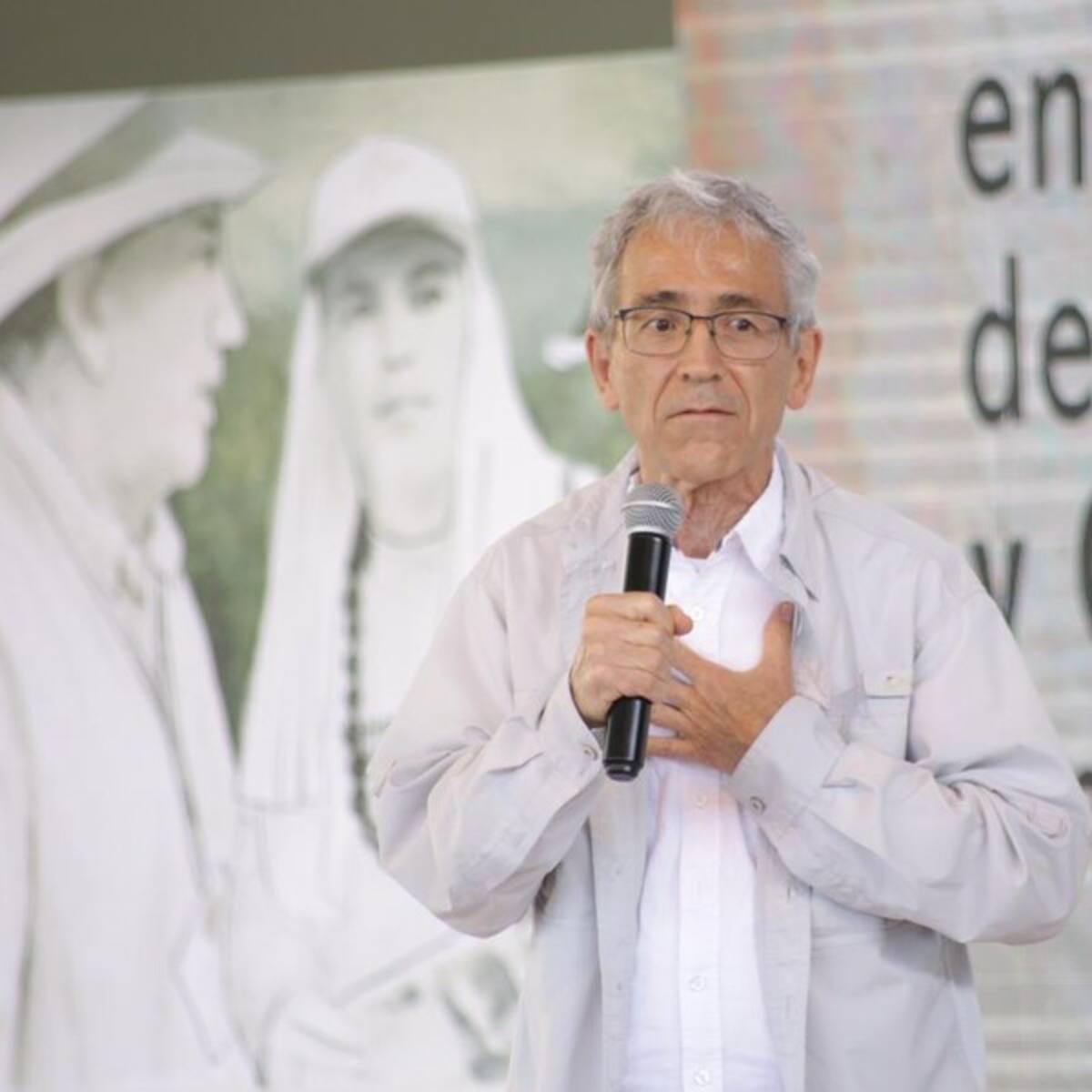 Estamos en la misma orilla del Ejército, pero como se ha hecho la seguridad en Colombia no funciona: padre de Roux