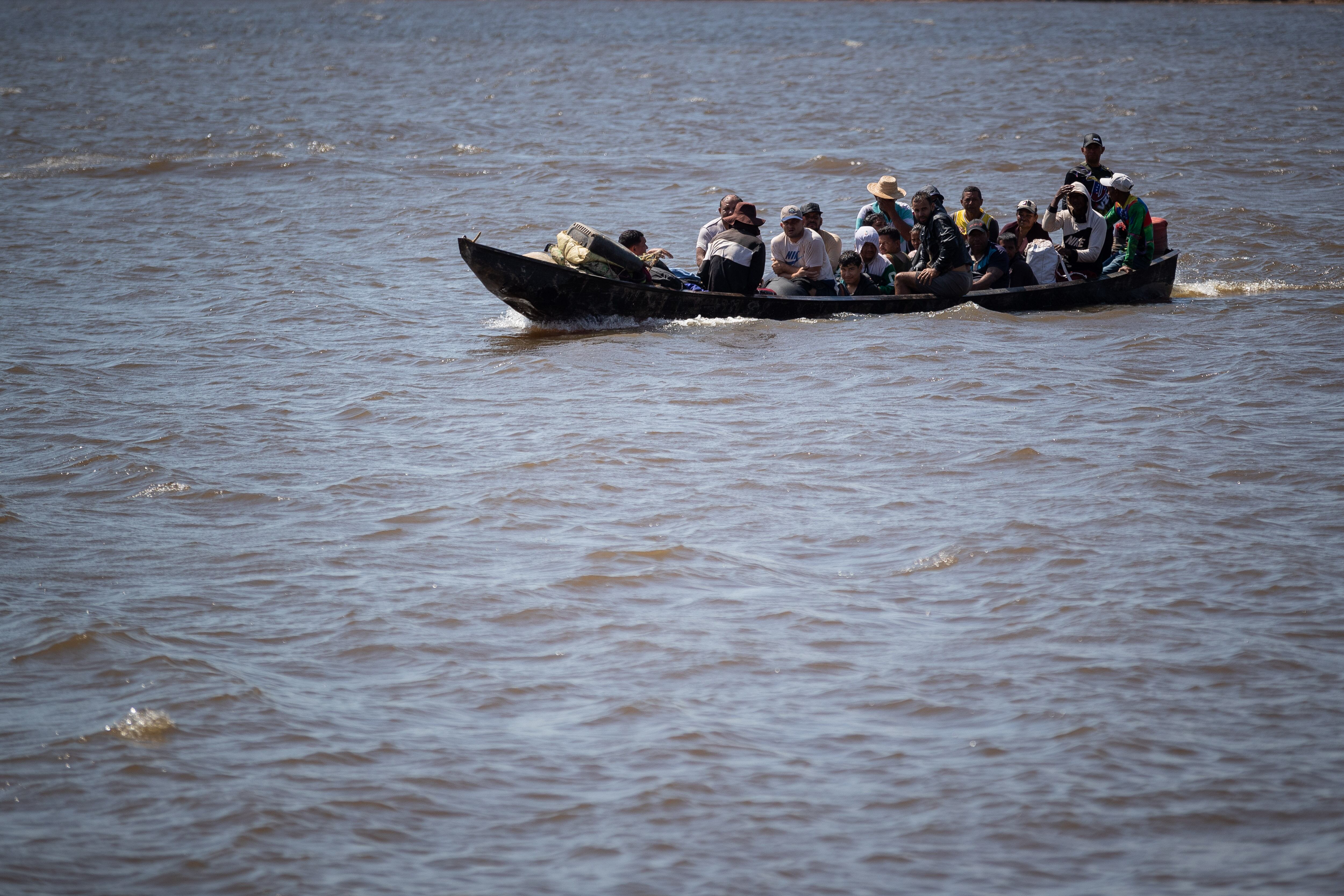 Lancheros al rescate de mina colapsada en Venezuela. EFE/ Rayner Pena R