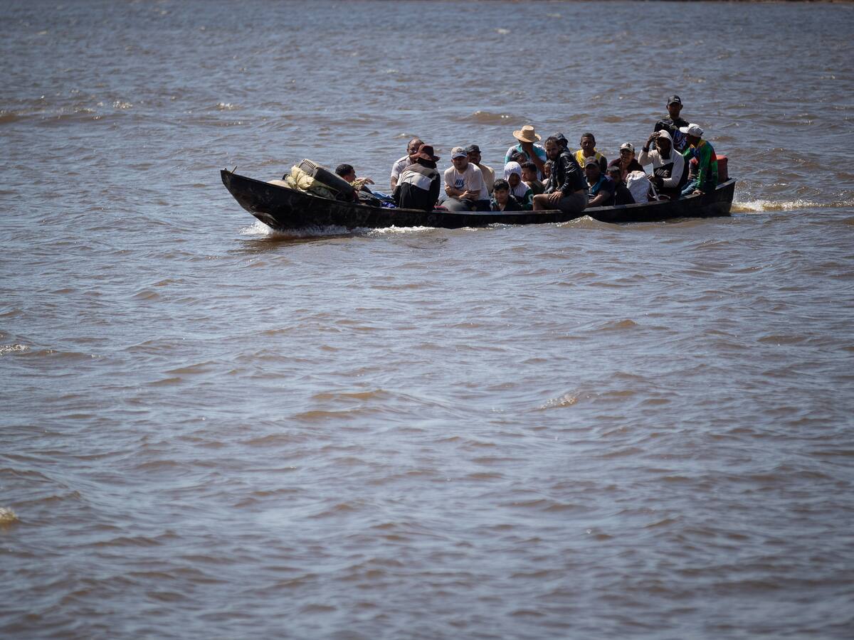 Lancheros persisten en la búsqueda de familiares tras el colapso de una mina en Venezuela