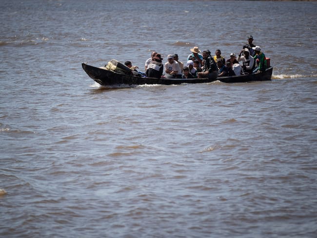 Lancheros al rescate de mina colapsada en Venezuela. EFE/ Rayner Pena R
