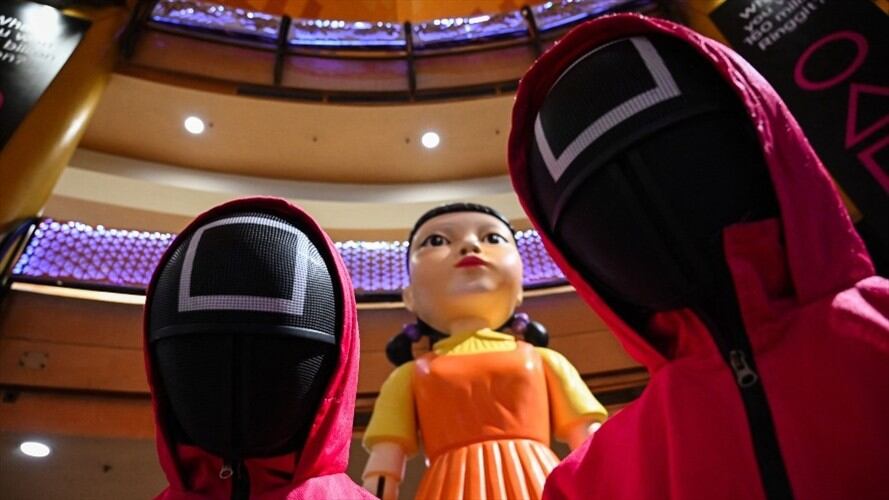 Jóvenes hacen cosplay de los personajes de la serie El juego del calamar en Malasia. Foto: Getty Images