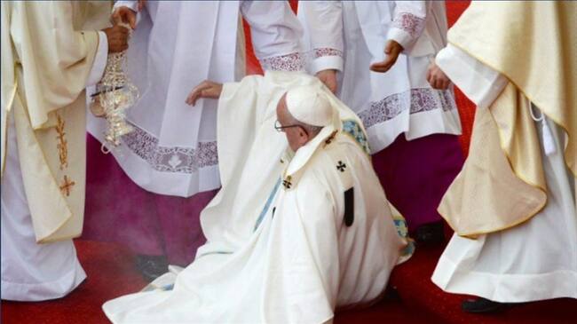 La aparatosa caída que sufrió el Papa Francisco. Foto: Twitter