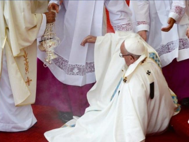 La aparatosa caída que sufrió el Papa Francisco. Foto: Twitter