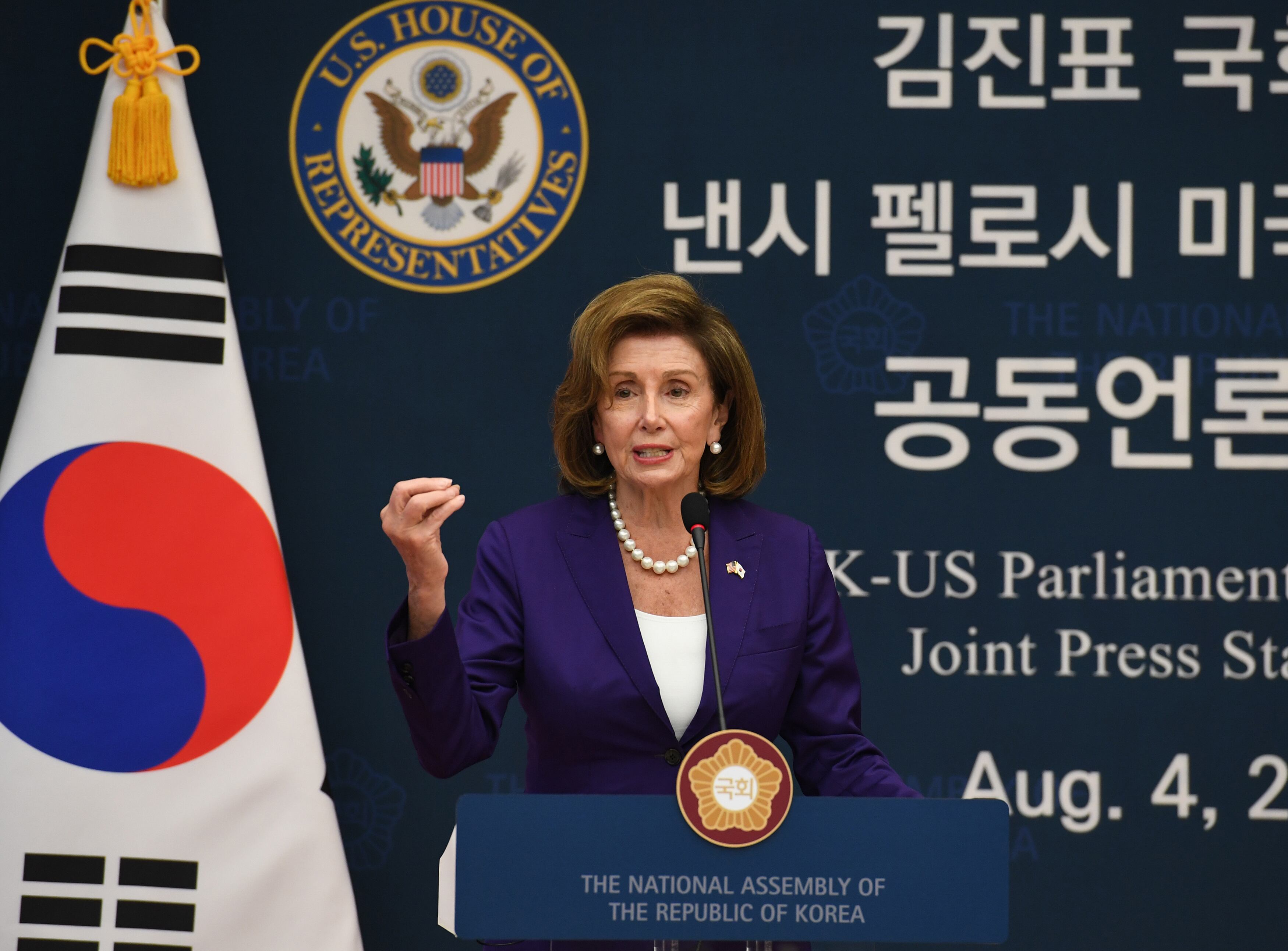 La presidenta de la Cámara de Representantes de los Estados Unidos, Nancy Pelosi, asiste al anuncio de prensa conjunto después de reunirse con el presidente de la Asamblea Nacional de Corea del Sur, Kim Jin-pyo, en la Asamblea Nacional el 4 de agosto de 2022 en Seúl, Corea del Sur.(Photo by Kim Min-Hee - Pool/Getty Images)