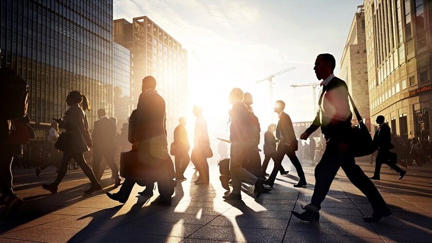 Imagen de referencia de trabajadores en la ciudad. Foto: Getty Images / Ezra Bailey