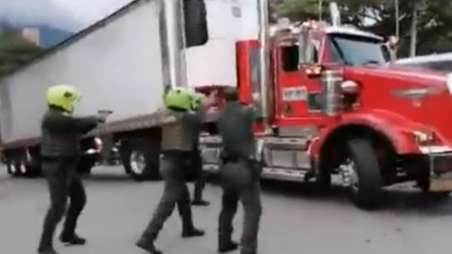 La persecución de la Policía para recuperar una tractomula robada en Medellín. Foto: Twitter: captura video Guardianes Antioquia