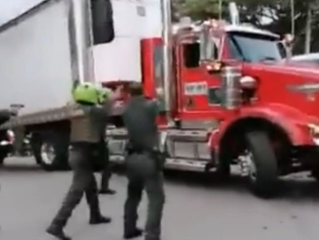 La persecución de la Policía para recuperar una tractomula robada en Medellín. Foto: Twitter: captura video Guardianes Antioquia