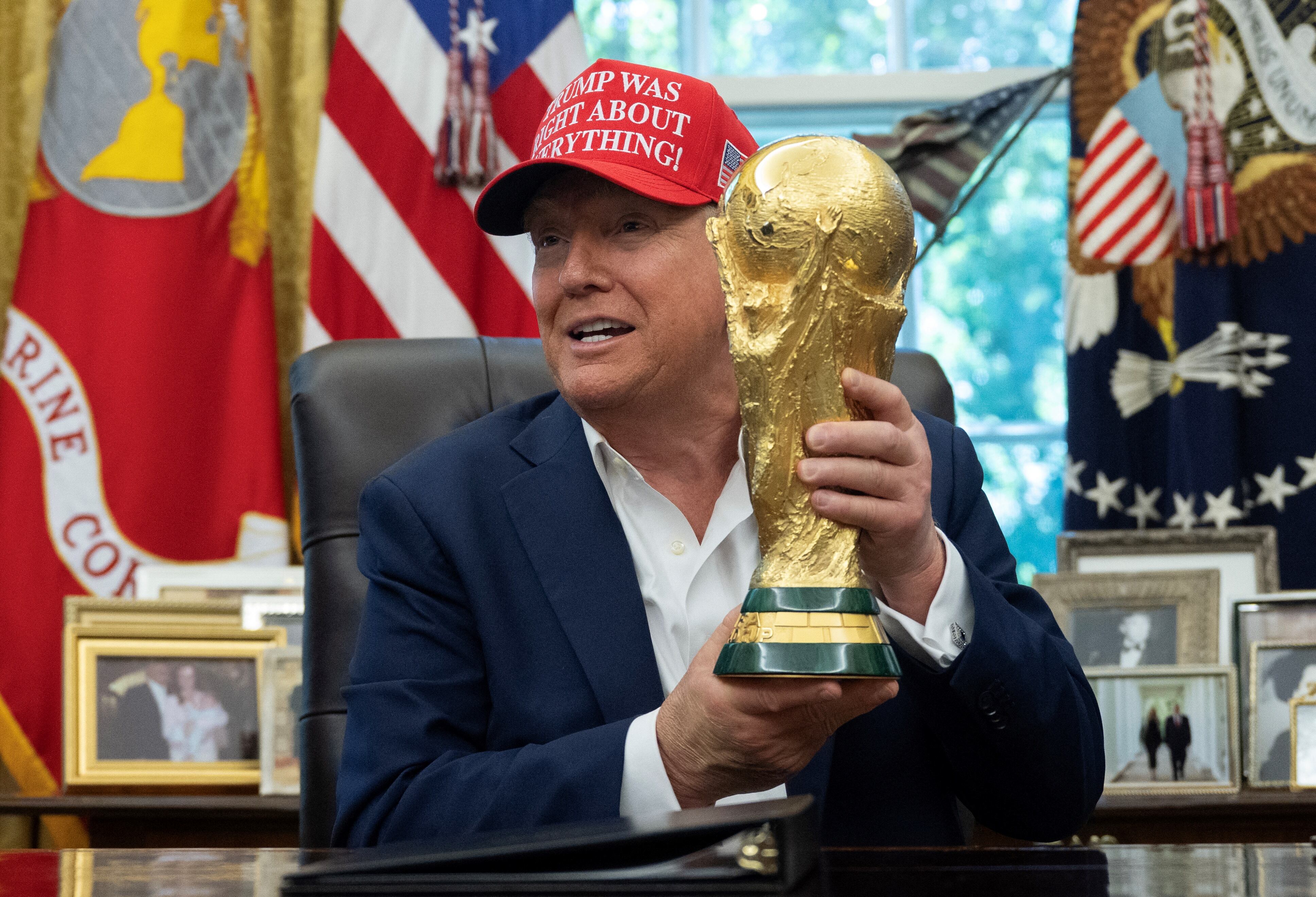 El presidente de Estados Unidos, Donald Trump, sostiene el trofeo de la Copa del Mundo en el Despacho Oval de la Casa Blanca en Washington D. C., el 22 de agosto de 2025. (Foto de ANDREW CABALLERO-REYNOLDS/AFP vía Getty Images)