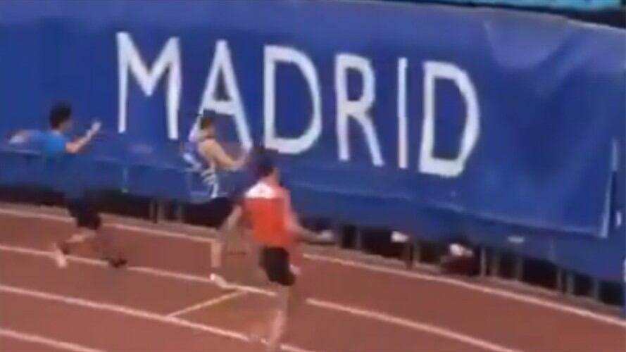 Atleta tuvo fuerte caída tras ganar una carrera. Foto: Captura de video