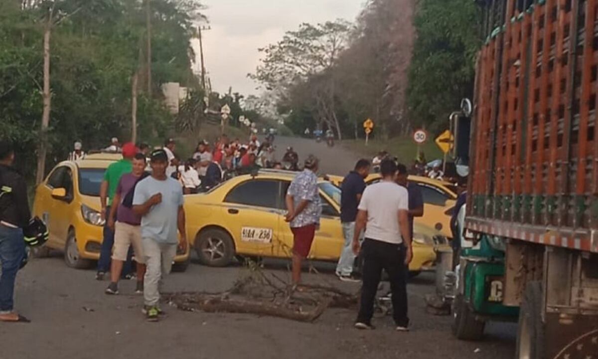 Bloqueo en la vía Lorica - San Bernardo del Viento. Foto: Cortesía comunidades de Lorica.