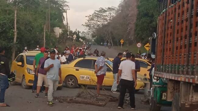 Bloqueo en la vía Lorica - San Bernardo del Viento. Foto: Cortesía comunidades de Lorica.