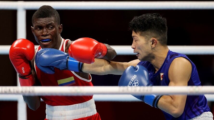 Boxeadores Ryomei Tanaka  y Yuberjen Martínez en los cuartos de final de los Juegos Olímpicos Tokio 2020. Foto: Dan Mullan/Getty Images