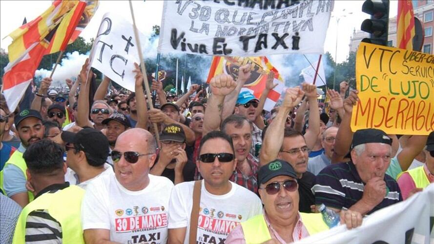 Manifestantes sostienen pancartas y gritan consignas contra las compañías Uber y Cabify, durante un paro nacional de taxistas, el 30 de mayo de 2017. Foto: Şenhan Bolelli - Agencia Anadolu