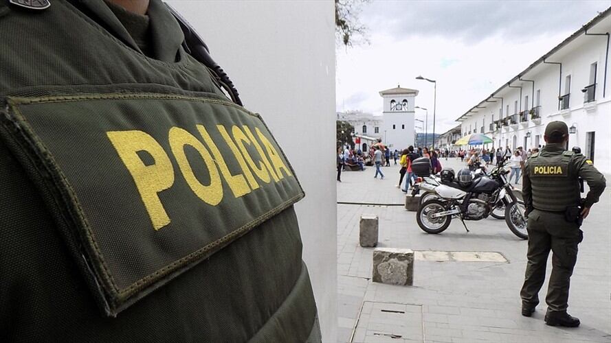 El uniformado se acercó a un establecimiento comercial a adquirir unos medicamentos cuando dos delincuentes intentaron hurtar su motocicleta. Foto: Colprensa