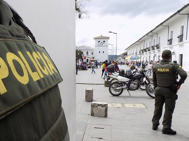 El uniformado se acercó a un establecimiento comercial a adquirir unos medicamentos cuando dos delincuentes intentaron hurtar su motocicleta. Foto: Colprensa