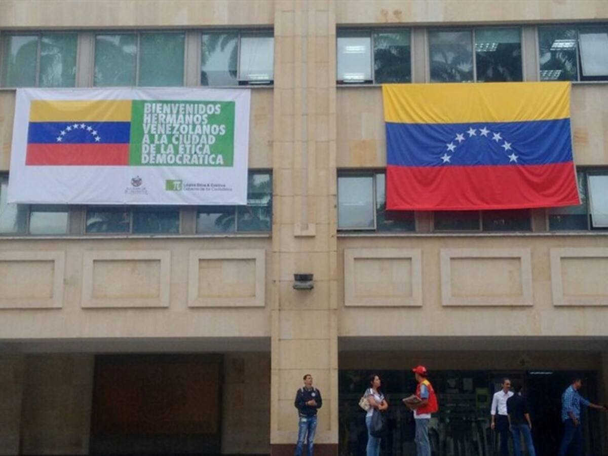 Alcaldía de Bucaramanga izó bandera de Venezuela
