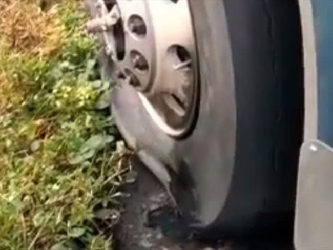 A través de un video, se evidenció el intento por quemar las llantas del vehículo.. Foto: Cortesía Carlos Jorge Vega