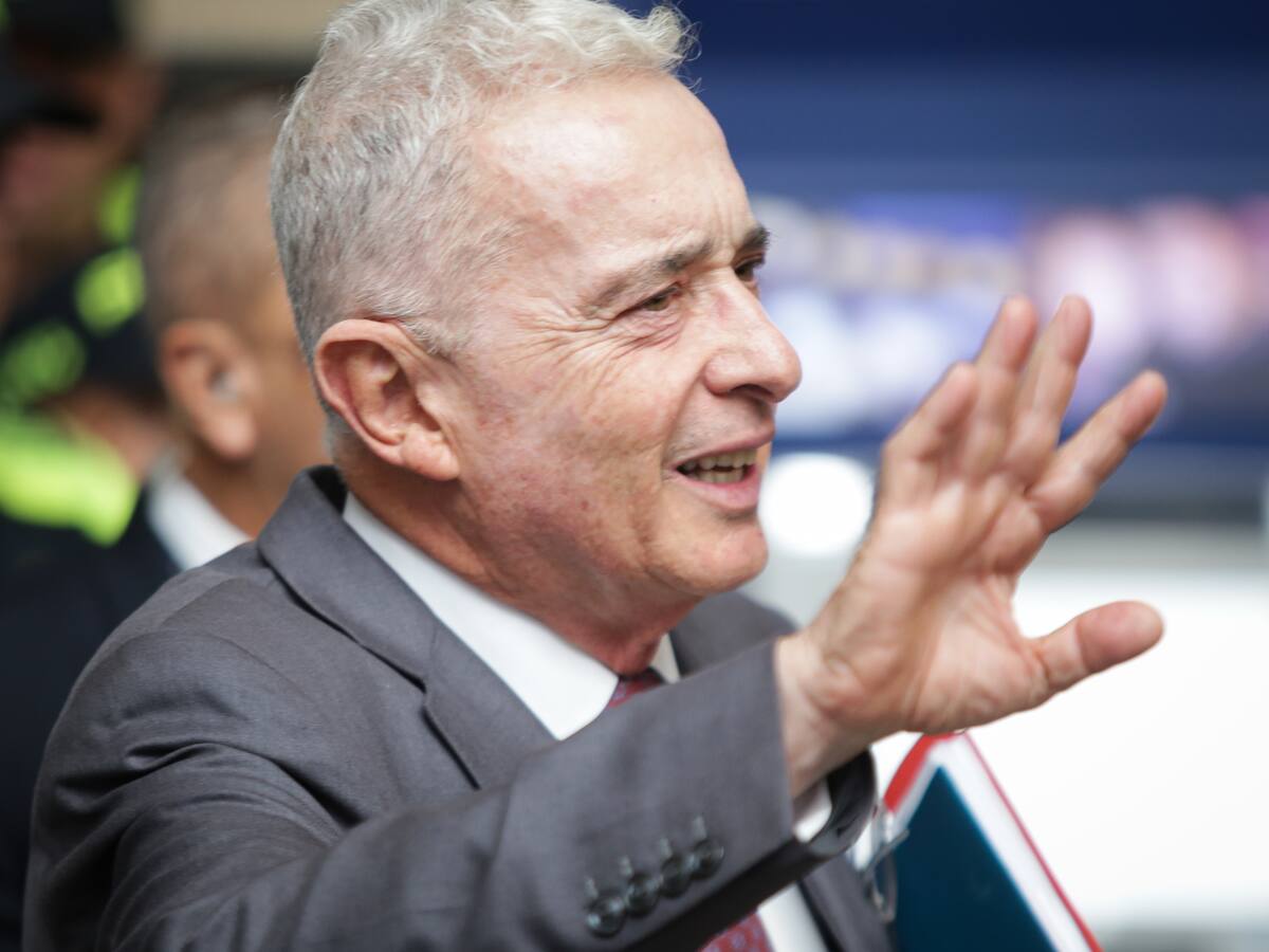 Álvaro Uribe cuestiona a la fiscal de su caso y advierte sobre un “discurso político” en su contra