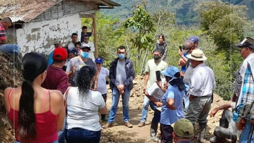 La emergencia en la vereda se presenta mientras se adelantan las labores de búsqueda y rescate de 11 mineros. Foto: Alcaldía de Neira (Mario Escobar)