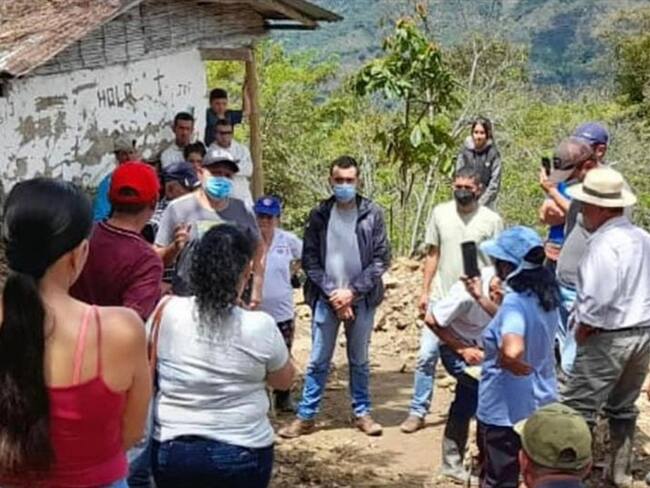 La emergencia en la vereda se presenta mientras se adelantan las labores de búsqueda y rescate de 11 mineros. Foto: Alcaldía de Neira (Mario Escobar)