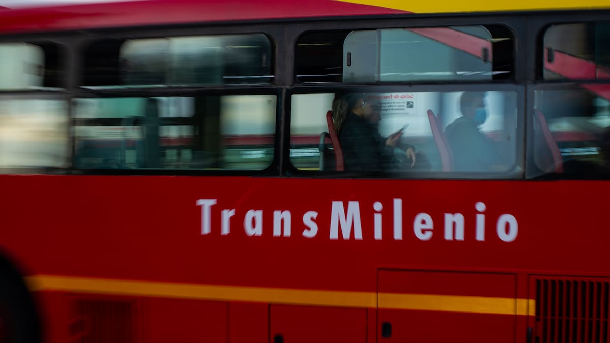 Accidente en obras del metro que afectó un bus de TransMilenio dejó cuatro personas lesionadas