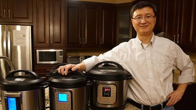 Jiwei Wang/ Robert Wang junto con un amigo fueron son los creadores de la olla a presión inteligente. Imagen tomada de BBC Mundo.