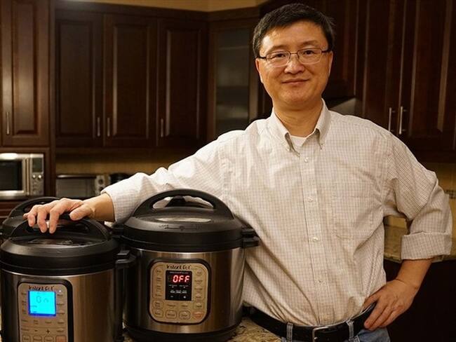 Jiwei Wang/ Robert Wang junto con un amigo fueron son los creadores de la olla a presión inteligente. Imagen tomada de BBC Mundo.