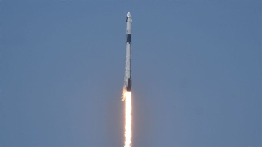 Tras 19 horas de vuelo la cápsula Crew Dragon que lleva dos astronautas abordo, se acopló a la EEI.. Foto: Getty Images