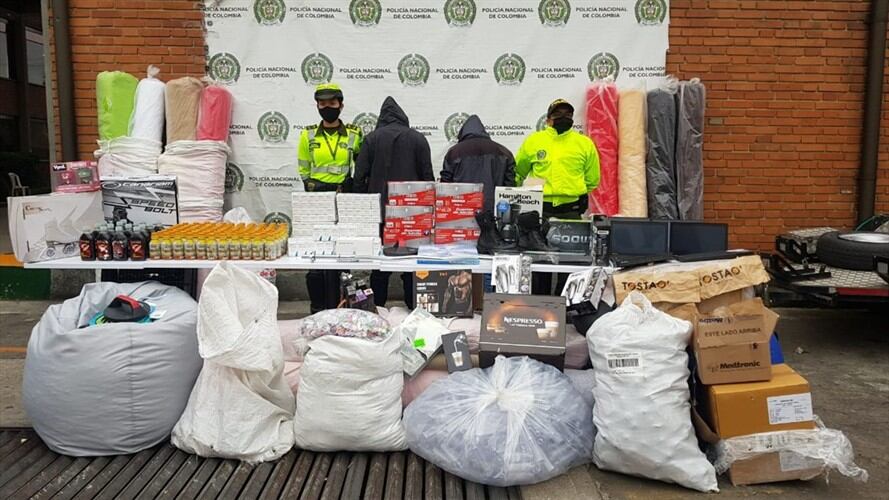 Los dos hombres capturados fueron puestos a disposición de la Fiscalía . Foto: Policía de Tránsito