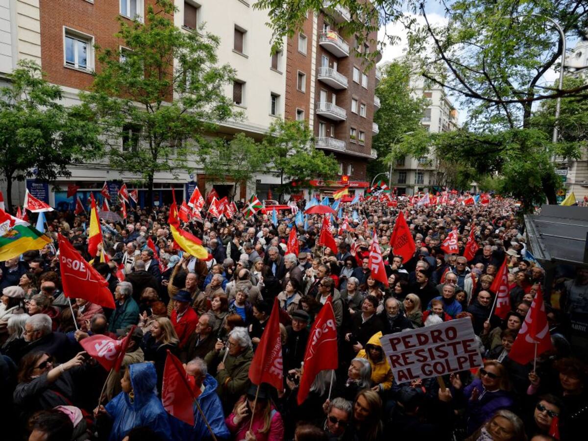 Miles de personas se manifestaron por “amor a la democracia” ante el Congreso de España