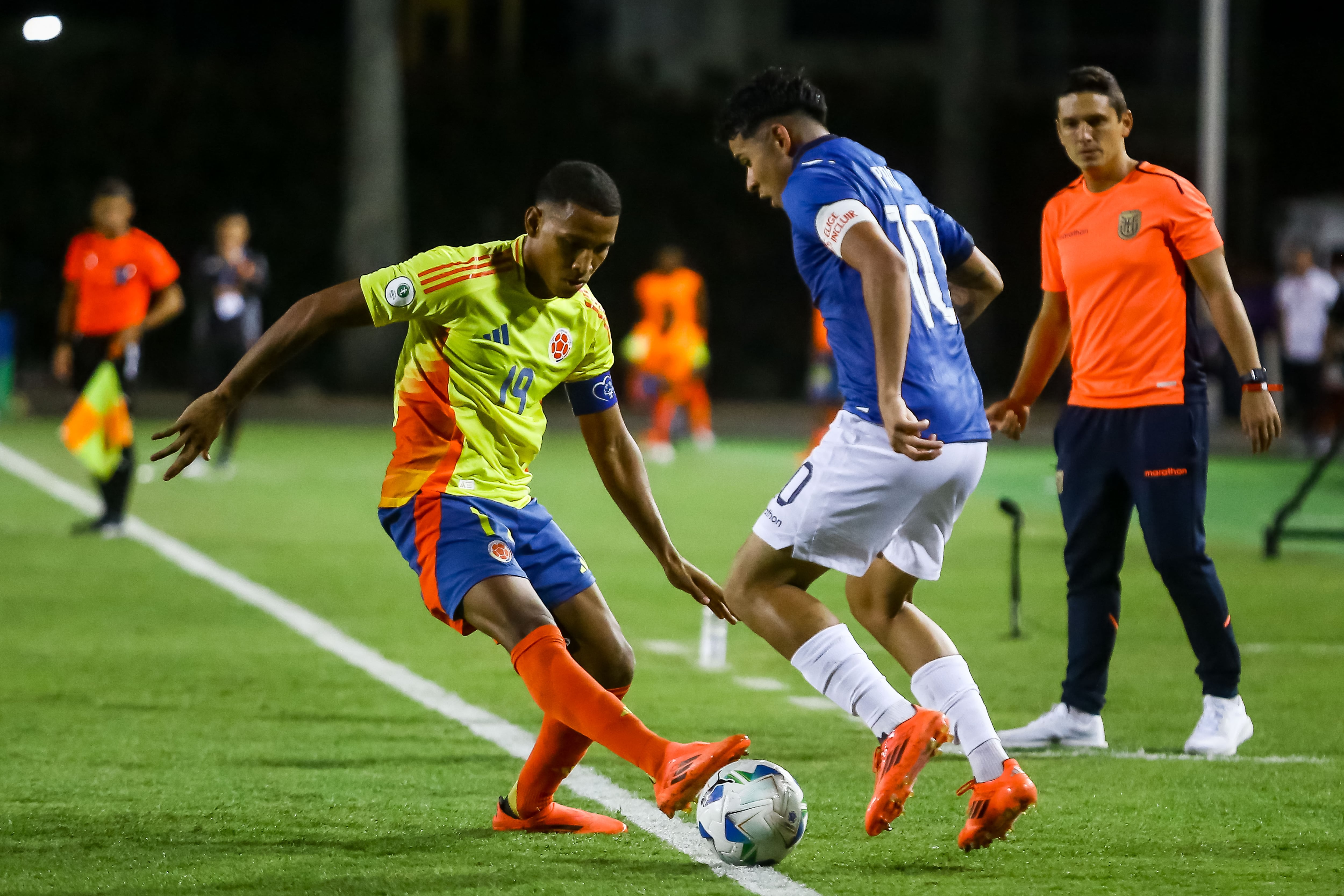 AMDEP1529. VALENCIA (VENEZUELA), 28/01/2025.- Kener Nicolas González (i) de Colombia disputa un balón con Kendry Páez de Ecuador este martes, en un partido del grupo B del Campeonato Sudamericano sub-20 entre las selecciones de Colombia y Ecuador en el estadio Polideportivo Misael Delgado en Valencia (Venezuela). EFE/ Juan Carlos Hernández