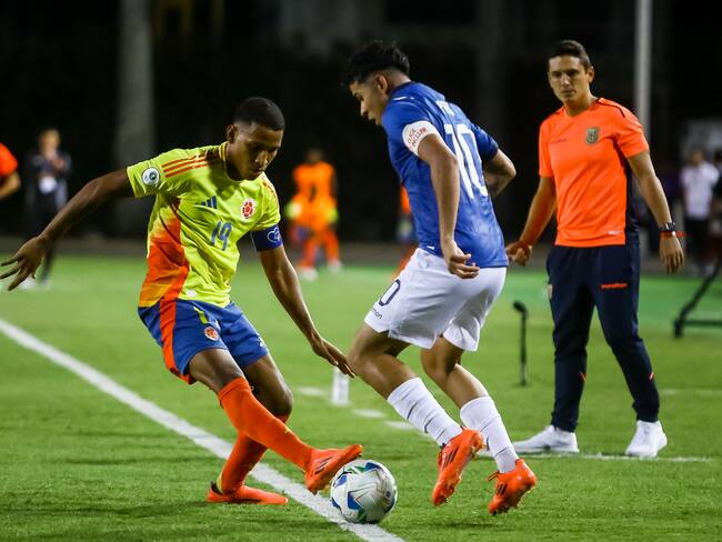 AMDEP1529. VALENCIA (VENEZUELA), 28/01/2025.- Kener Nicolas González (i) de Colombia disputa un balón con Kendry Páez de Ecuador este martes, en un partido del grupo B del Campeonato Sudamericano sub-20 entre las selecciones de Colombia y Ecuador en el estadio Polideportivo Misael Delgado en Valencia (Venezuela). EFE/ Juan Carlos Hernández