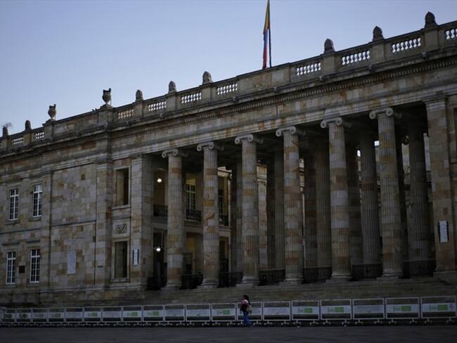 Madres de falsos positivos dejaron coronas fúnebres a las afueras del Congreso. Foto: Colprensa