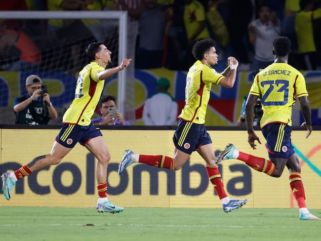 AMDEP3205. BARRANQUILLA (COLOMBIA), 16/11/2023.- Luis Díaz (c) de Colombia celebra un gol hoy, en un partido de las Eliminatorias Sudamericanas para la Copa Mundial de Fútbol 2026 entre Colombia y Brasil en el estadio Metropolitano en Barranquilla (Colombia). EFE/ Mauricio Dueñas Castañeda