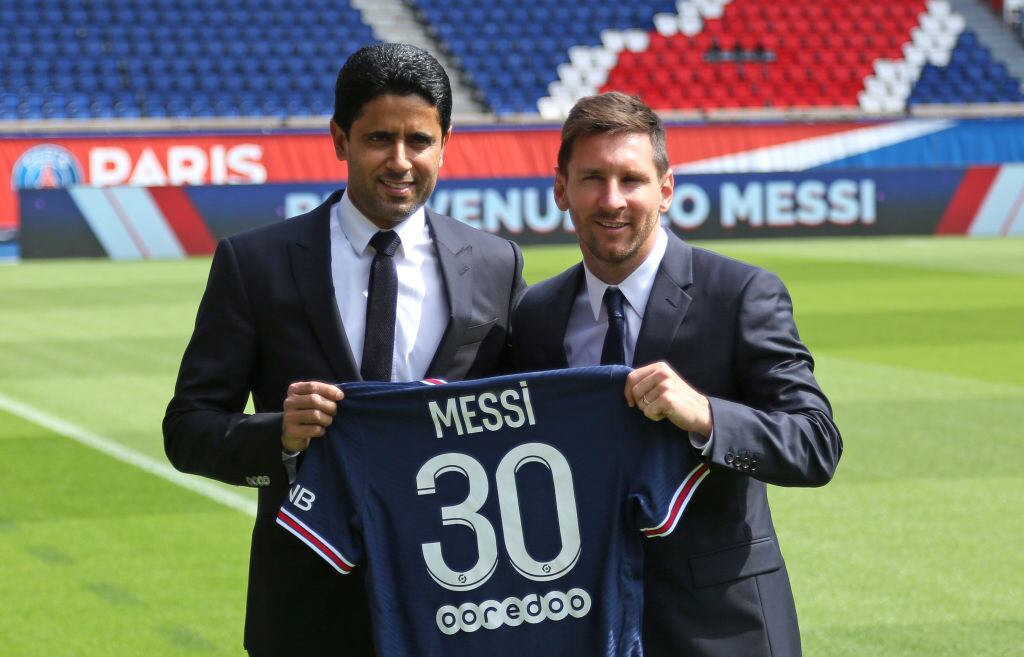 Presentación oficial de Lionel Messi en el Paris Saint-Germain junto al presidente del equipo francés, Nasser Al-Khelaifi. Foto: Gisele Tellier/Anadolu Agency via Getty Images
