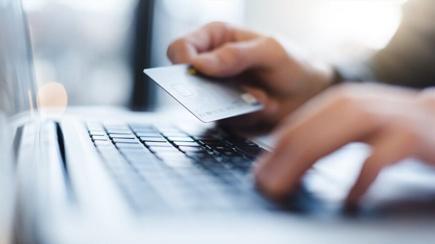 Adulto mayor perdió sus ahorros tras cometer un error en una transacción / imagen de referencia. Foto: Getty Images