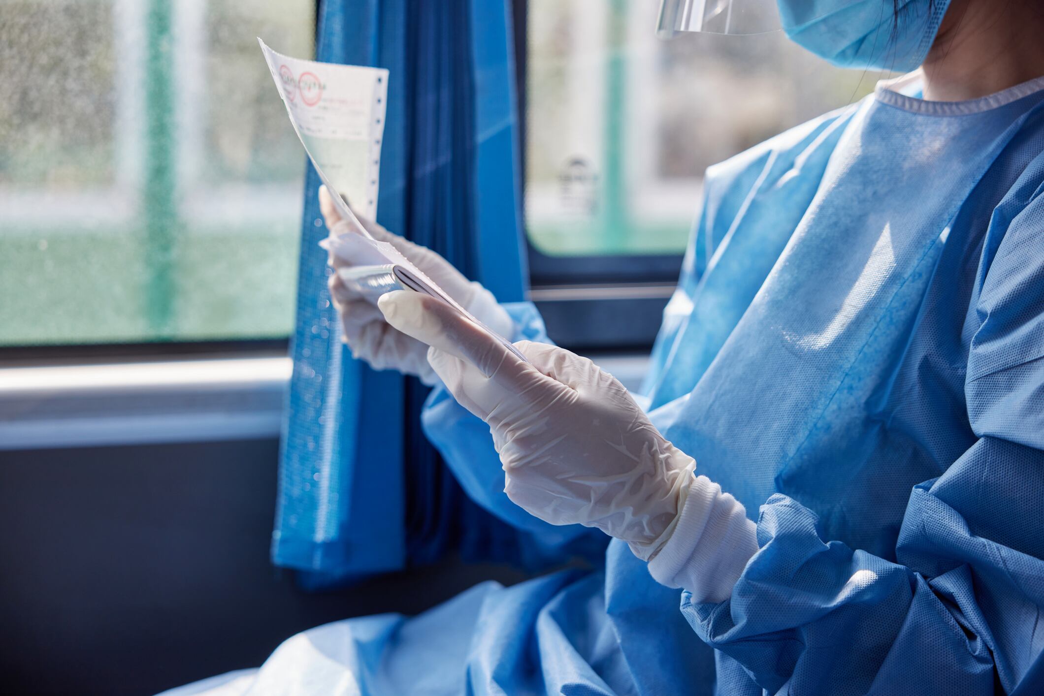 Médica con mascarilla médica y escudo protector en la cabeza. (Foto: Getty imágenes)