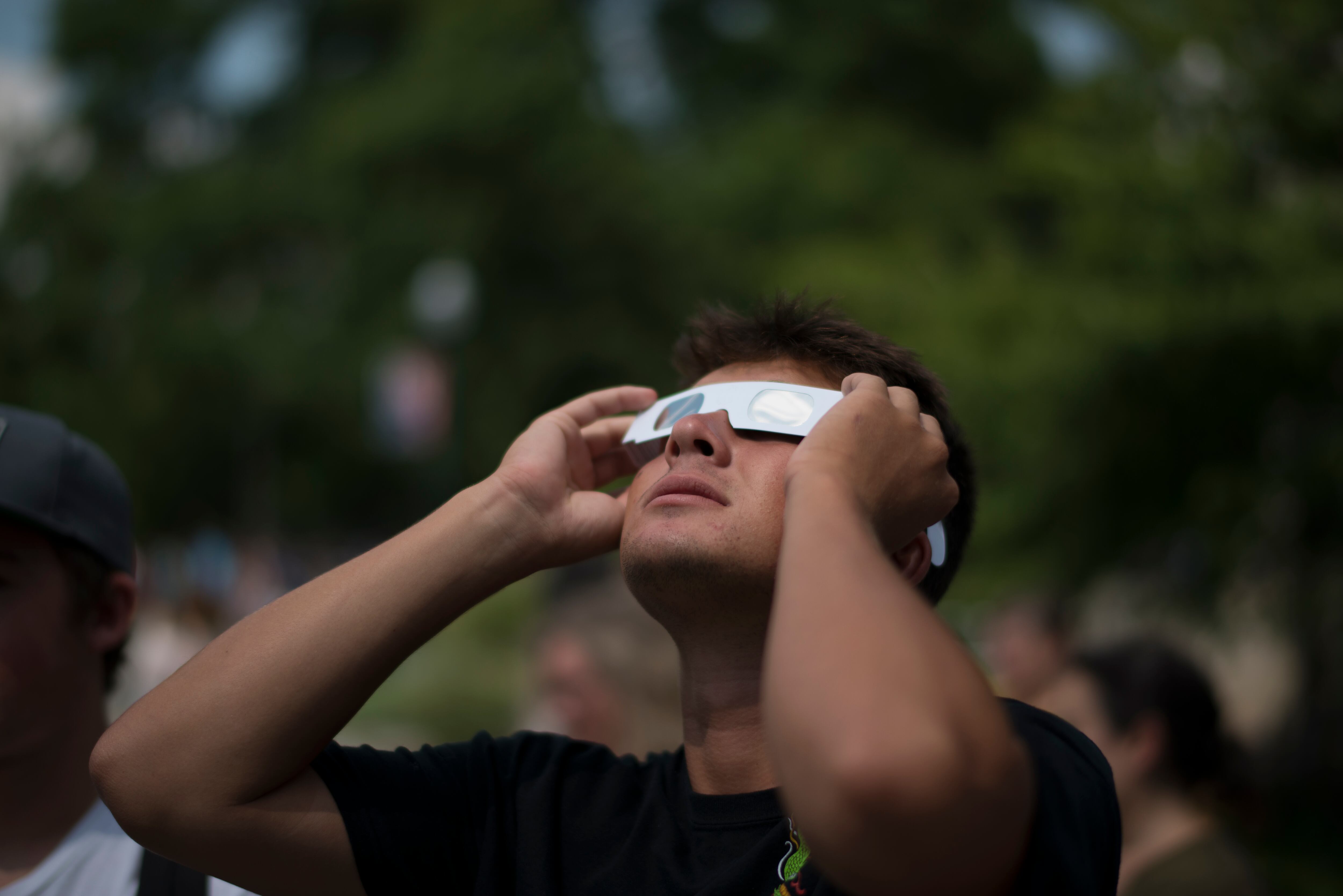 Persona viendo eclipse | Foto: GettyImages