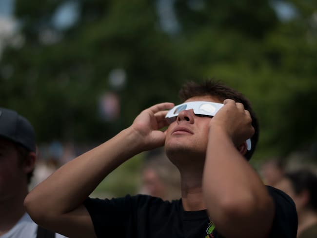 Persona viendo eclipse | Foto: GettyImages